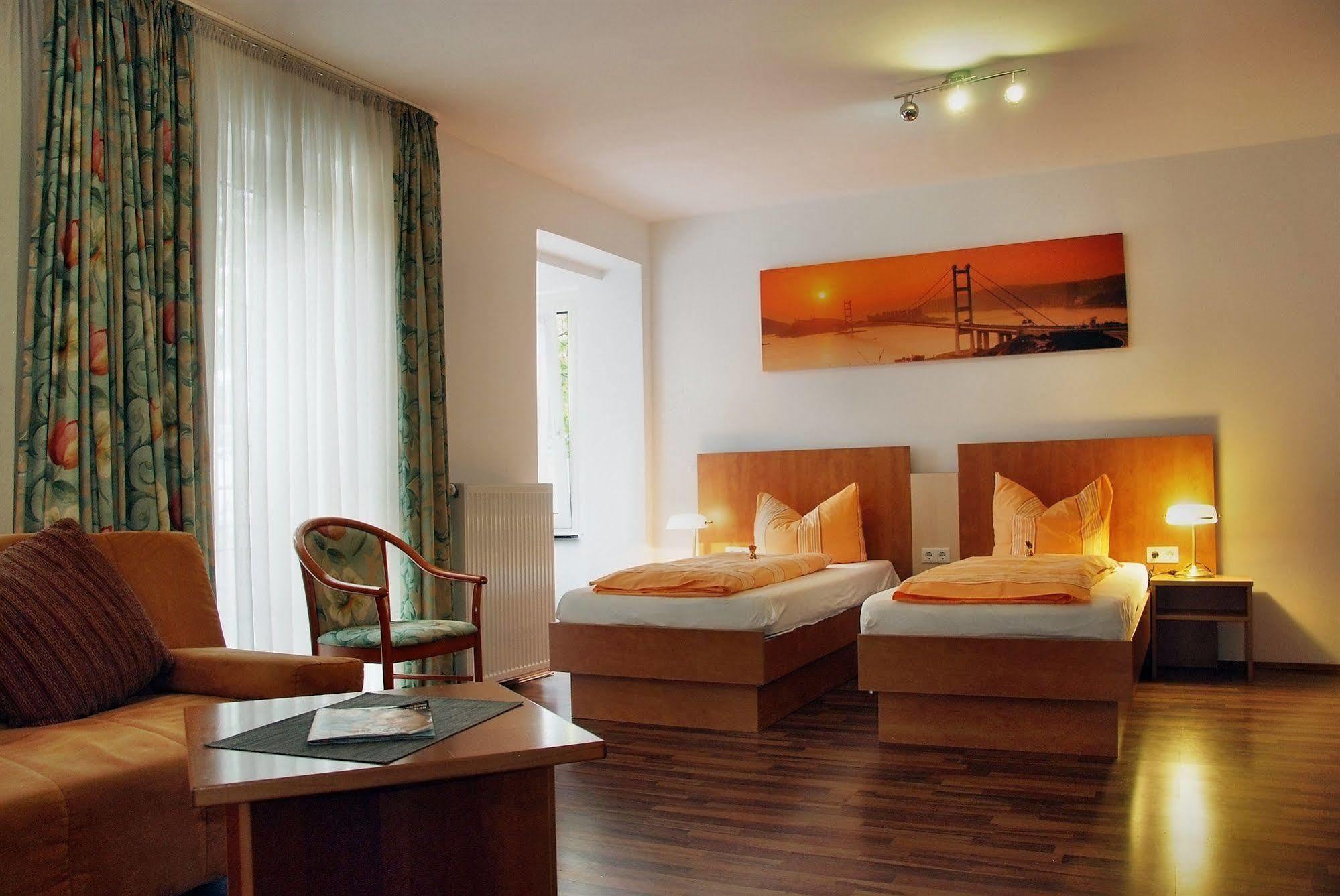 Hotel Monopol เกลเซนเคียร์เคน ภายนอก รูปภาพ