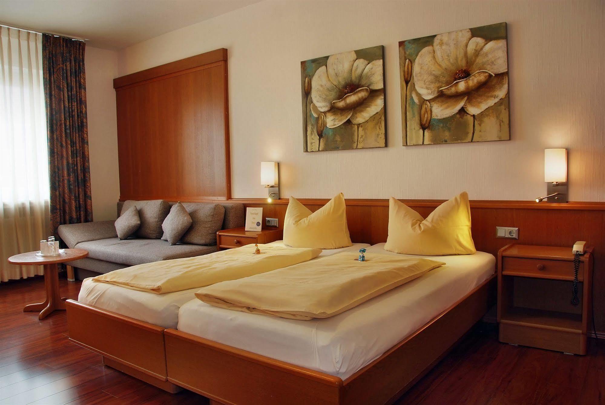 Hotel Monopol เกลเซนเคียร์เคน ภายนอก รูปภาพ